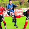 Was für ein Spiel: Wolfgang Beck (Mitte) und der BSV Neuburg kamen gegen den VfL Ecknach zu einem verdienten 6:3-Erfolg und verbesserten sich damit im Klassement auf Position neun. Foto: Xaver Habermeier