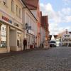 Zwei Traditionsgeschäfte in Aichach kündigen ihre Schließung an:  Interport Anneser (vorne links) und das Modehaus Rübsamen (zwischen Rathaus und Maibelisk).