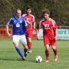 Ulli Schmidt (links) und die Sportfreunde verloren 1:2 in Adelzhausen – Franz Ottilinger (rechts) erzielte beide Tore.  	 	