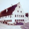 Das Bild zeigt den Gasthof Adler im Jahr 1904. Früher spielte sich hier das gesellschaftliche Leben in Rieblingen ab. Heute steht die alte Gaststätte leer und ist ungenutzt. Wie es weitergeht, weiß keiner.  	