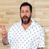 Adam Sandler, Schauspieler aus den USA, gestikuliert.