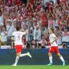 Polens Robert Lewandowski (l) jubelt über seinen Treffer zum 1:0 gegen Chile.