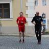 Sportredakteur Sebastian Richly (links) war einen Tag mit Extremläufer Viktor Reger aus Oberbernbach unterwegs. 50 Kilometer absolvierten die beiden. Unser Reporter berichtet von seinen Strapazen.