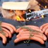 Ob eine Rote oder die berühmte Feuerwurst: Ein warmer Imbiss macht den Besuch auf dem Weihnachtsmarkt erst schön – auch bei der heimischen Variante. 