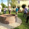 Pfarrer Richard Harlacher hat den Brunnen in Gundremmingen wieder zum Leben erweckt. Kürzlich wurde er gesegnet.