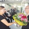 Zu aller Zufriedenheit erledigte Caroline Schneider ihre Aufgabe als Architektin und Bauleiterin. Die Blumen aus den Händen von Tomas Zinnecker waren nicht die Letzten, die sie erhalten sollte. Auch ihr Chef Wolfgang Obel lächelte zufrieden links hinter ihr.