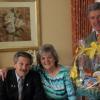 Bürgermeister Rudolf Schneider (rechts) gratulierte Günther und Annemarie Pohl mit einem Geschenkkorb der Gemeinde zur Goldenen Hochzeit.