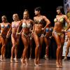 Auf hohen Schuhen und im Bikini zeigten diese Teilnehmerinnen der Jury bei der Bodybuilding-Meisterschaft ihre Muskeln.
