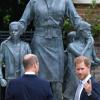 Prinz William (links) und sein Bruder Prinz Harry im Garten des Kensington-Palastes. Dort zogen sie am Donnerstag mal wieder an einem Strang und enthüllten eine Statue ihrer Mutter Diana. 	