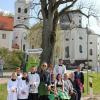 Alle freuen sich über den Erfolg der Mitfahrbankerl, Marianne Kerle (rechts im Bild) mit ihrem Team und Pater Bonifatius Heidel vor der Wallfahrtskirche Maria Birnbaum.  	