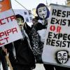 Zwei Demonstranten protestieren auf dem Odeonsplatz in München (Oberbayern) gegen das Anti-Piraterie-Abkommen ACTA. Foto: Sebastian Gabriel dpa
