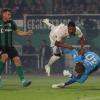 Münsters Torwart Johannes Schenk (r) im Kampf um den Ball mit Münchens Serge Gnabry.