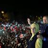 Das vom Presseamt des Präsidenten veröffentlichte Foto zeigt Recep Tayyip Erdogan und seine Frau Emine am Sonntag in Istanbul vor ihren Anhängern. 