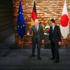 Olaf Scholz zusammen mit Ministerpräsident Fumio Kishida in Tokio. Der Staatsbesuch wird dem Kanzler von der Opposition angekreidet. 