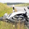 Die 40-jährige Beifahrerin kam ums Leben, als dieses Motorrad am Samstag bei Igling von der B17 abkam. Der Fahrer überlebte leicht verletzt. 