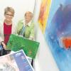 Semester-Opening der vhs Schule Augsburger Land zusammen mit einer Ausstellungseröffnung. Die Bilder entstanden bei einem Acrylkurs von Edith Gruber (rechts): Maria-Theresia Kugelmann-Schmid (links) und Christa Steinhart. 