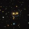 Zwei Galaxien und Linien von abgelenktem Licht sehen auf dem von den Raumfahrtbehörden NASA und ESA veröffentlichten Bild aus wie ein Smiley