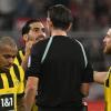 Schiedsrichter Deniz Aytekin diskutiert während der Partie mit Dortmunds Emre Can.