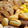 Gelatine im Saft und Schweineborsten im Brot: Die Verbraucherorganisation Foodwatch hat kritisiert, dass die Verwendung tierischer Zutaten in vielen Lebensmitteln nicht erkennbar sei.