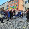 Bei strahlendem Wetter feierten die Schlorper auf dem Marktplatz in Krumbach Winterfest und stellten ihren Narrenbaum auf.