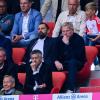 Münchens damaliger Sportvorstand Hasan Salihamidzic (M) und der damalige Vorstandsvorsitzender Oliver Kahn (r) auf der Tribüne.