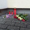 Nach der tödlicher Auseinandersetzung stehen vor einem Wohnblock am Römerhang in Landsberg Grablichter für das 26-jährige Opfer.