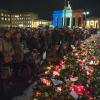Menschen trauern vor der französischen Botschaft am Brandenburger Tor in Berlin nach den Attentaten in Paris. 