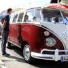 Ein Urlaubstraum aus früheren Jahrzehnten. Auch dieser perfekt restaurierte VW-Bulli war am Donnerstag in Adelsried zu sehen. 