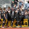 Das machte den Ulmer Spielern Spaß: Nach dem 2:0-Erfolg in Pfullendorf ließen sie sich von den mitgereisten Fans feiern. 
