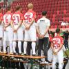 Wer befindet sich auf dem Mannschaftsfoto der Spielzeit 2018/19? Die sportliche Leitung des FC Augsburg plant den künftigen Kader. 