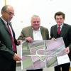 Wilhelm Weirather (links) stellte Bürgermeister Kukla (Mitte) und MdL Winter die Planung vor. Foto: Stadt 
