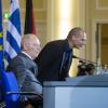 Finanzminister Schäuble und der neue griechische Finanzminister Varoufakis sprechen zu Medienvertretern.