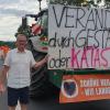 Eberhard Räder kommt aus Bastheim in der Rhön. Er ist mit seinem Traktor bis nach Würzburg gefahren, um die Letzte Generation bei ihrem Protest zu unterstützen.