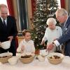 Die Prinzen im Anzug, die Queen mit Handtasche: Bei der Arbeit an einem traditionellen "Christmas Pudding" wirken die Royals ein wenig steif - bis auf den kleinen Prinz George.