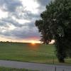 Dort, wo auf dem Foto in diesem Moment die Sonne untergeht, könnte bei Zaiertshofen zukünftig Sonnenenergie erzeugt werden.  Die Straße vorn im Bild ist die Straße Mohrenhausen-Zaiertshofen.