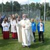 Am Sonntag wurde das neu angelegte Rasenspielfeld durch Pfarrer Helmut Enemoser in einer feierlichen Zeremonie gesegnet. 