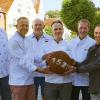 So könnte das Freiheitsbrot 1525 aussehen: Unser Bild zeigt den Vorstand der Bäcker-Innung Memmingen-Mindelheim (von links): Bernd Blaschke, Niko Holzheu, Georg Schmid, stellvertretender Obermeister Frank Standhartinger, Obermeister Günther Landerer und Christian Maier.