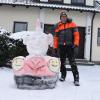 Passend zur Faschingszeit: Martin Rappenegger aus Wemding baute einen Kasper mit Narrenkappe aus Schnee.