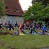 Ein Yoga-Abend unter freiem Himmel: Knapp 40 Leser und die Redaktion der Rieser Nachrichten folgten den Instruktionen von Yoga-Lehrerin Simone Gebhard 2019 (rechts im weißen Shirt).  	