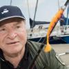 Schauspieler Fritz Wepper sitzt mit einer Angel auf einem Boot im Stralsund Hafen.