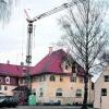 Die Bauarbeiten zur Sanierung des Saalgebäudes am Schloss in Emersacker haben begonnen. Foto: Kuchenbaur