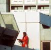 Schwarzer Tag: Ein bewaffneter Polizeibeamter im Trainingsanzug sichert am 5. September 1972 im Olympischen Dorf in München den Block, in dem Terroristen die Geiseln festhalten.