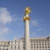 Am Platz der Freiheit  der Georgischen Hauptstadt Tiflis kämpft der Heilige Georg auf einer Säule gegen den Drachen.