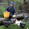 Auf dem Biolandhof Mayer in Hirblingen haben die Hühner, Gänse und Enten Freilauf. Katharina Mayer beobachtet die Tiere derzeit noch besser als sonst. Sie hat Tiermedizin studiert und achtet auf kleinste Zeichen für eine Erkrankung. 