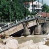 Unter dem Druck des Jahrhundert-Hochwassers brach 1999 der Wertach-Damm am Ackermann-Wehr.