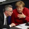 Die Kanzlerin und Innenminister Thomas de Maiziere im Bundestag. Die Flüchtlingsthematik hat sich zu einem der zentralen Themen der Amtszeit von Merkel entwickelt.