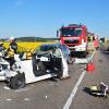 Die Feuerwehr schnitt das Dach dieses Autos auf. Die Straße war für längere Zeit gesperrt.  	