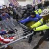 Verstörende Bilder, die bis heute nachwirken. Ein gewaltbereiter Mob greift Sicherheitskräfte vor dem Kapitol in Washington an, um in das Gebäude zu gelangen. 	 	