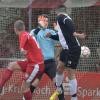 (rechts) Denis Buja war mit dem Kopf zum 1:0 für den TSV Meitingen in Bubes-heim zur Stelle. 
