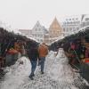 Die extremen Schneefälle von Freitag auf Samstag sorgten in Augsburg für ein Verkehrschaos. Auf dem Christkindlesmarkt wurden sie künstlerisch zu Schneemännern und Schneetieren verarbeitet.